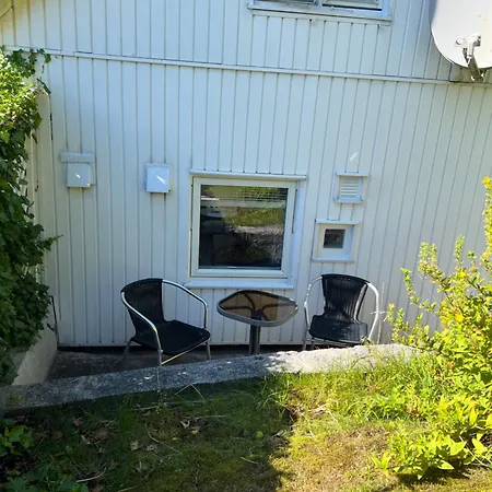 Lite Hus Med Egen Inngang - Sentral Beliggenhet 아파트 호이예순